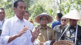 Pj Gubernur Lampung, Samsudin, ketika menemanis Kunker Presiden RI, Jokowi. (Foto: Adpim)