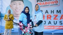 Peserta ketika menerima hadiah dari jalan sehat Iyai Mirza. (Foto: Humas) 