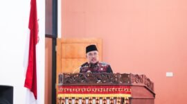 Sekretaris Kabupaten Pesawaran Wildan, menyampaikan pokok-pokok perubahan APBD Tahun 2024 pada rapat paripurna Penyampaian Rancangan Peraturan Daerah tentang Perubahan APBD Tahun Anggaran 2024 di ruang rapat DPRD Kabupaten Pesawaran, Senin (15/7/2024). (Soheh/NK)