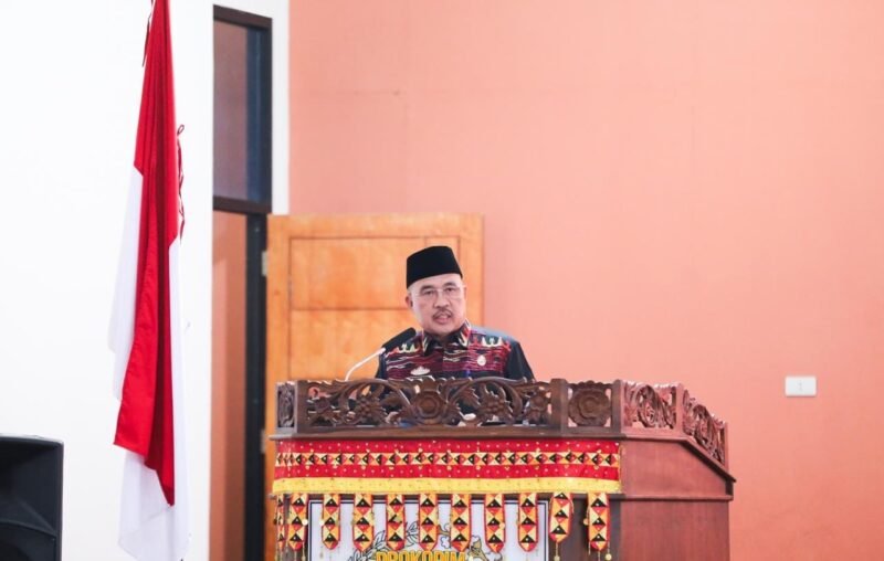 Sekretaris Kabupaten Pesawaran Wildan, menyampaikan pokok-pokok perubahan APBD Tahun 2024 pada rapat paripurna Penyampaian Rancangan Peraturan Daerah tentang Perubahan APBD Tahun Anggaran 2024 di ruang rapat DPRD Kabupaten Pesawaran, Senin (15/7/2024). (Soheh/NK)