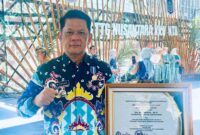 Penjabat (Pj) Bupati Tulangbawang Barat (Tubaba) M Firsada, menerima penghargaan Satya Lencana Bhakti Inovasi Desa.
