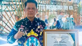 Penjabat (Pj) Bupati Tulangbawang Barat (Tubaba) M Firsada, menerima penghargaan Satya Lencana Bhakti Inovasi Desa.