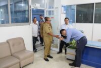 Pj Gubernur Lampung, Samsudin, ketika mengunjungi Bank Lampung. (Foto: Adpim) 