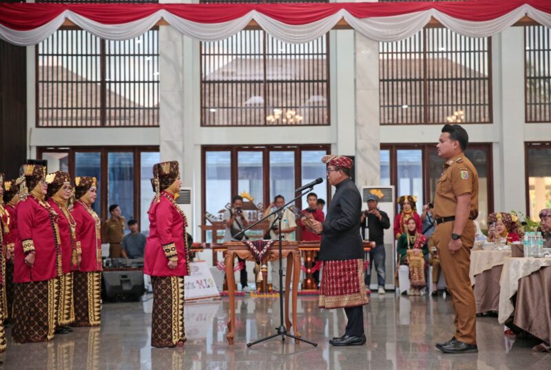 Pj Gubernur Lampung, Samsudin, ketika mengukuhkan Mighrul Lappung Bersatu. (Foto: Adpim) 