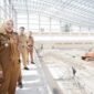 Walikota Eva Dwiana meninjau pembangunan GOR Siger Way Halim. (Foto: Dok/Humas) 
