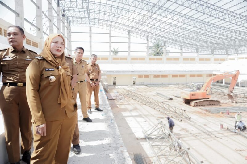 Walikota Eva Dwiana meninjau pembangunan GOR Siger Way Halim. (Foto: Dok/Humas) 