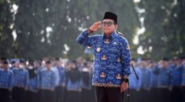 Pj Gubernur Lampung, ketika menjadi pembina upacara. (Foto: Adpim)