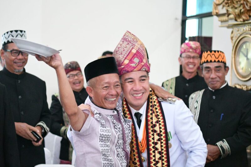 Bupati Pesawaran Dendi Ramadhona saat foto bersama Mualim Taher, salah satu tokoh pendiri Kabupaten Pesawaran pada peringatan HUT Kabupaten ke-17 tahun. (Soheh/NK)