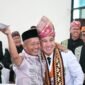 Bupati Pesawaran Dendi Ramadhona saat foto bersama Mualim Taher, salah satu tokoh pendiri Kabupaten Pesawaran pada peringatan HUT Kabupaten ke-17 tahun. (Soheh/NK)