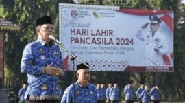 Pj Bupati Tubaba M Firsada, memberi arahan kepada para ASN di lingkup Pemkab setempat pada apel bulanan, Rabu (17/7/2024). (Arie/NK)
