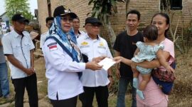 Ketua DPK Apdesi Kecamatan Talangpadang, saat menyerahkan bantuan dana tunai kepada Taufik, warga Pekon Sinar Petir yang rumahnya ludes dalam musibah kebakaran beberapa hari lalu. (Rapik/NK)