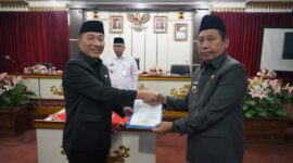 Pj Bupati Tanggamus, Mulyadi Irsan, saat memberikan Surat Keputusan (SK) Pelaksana Harian Sekretaris Daerah Kabupaten Tanggamus kepada Suaidi. (Ist/NK)