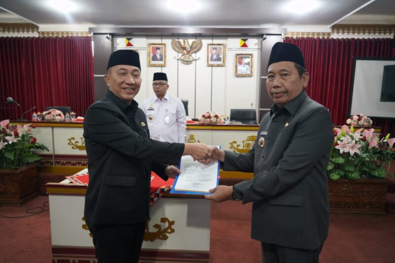 Pj Bupati Tanggamus, Mulyadi Irsan, saat memberikan Surat Keputusan (SK) Pelaksana Harian Sekretaris Daerah Kabupaten Tanggamus kepada Suaidi. (Ist/NK)