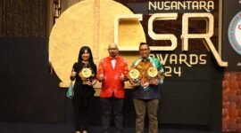 Manager Komunikasi dan TJSL PLN UID Lampung, Darma Saputra, dan Assistant Manager TJSL PLN UID Lampung, Lolyta Destisa Dianty bersama La Tofi Chairman of The La Tofi School of Social Responsibility (tengah) pada perhelatan CSR Nusantara Awards 2024 di Hotel Kempinski Jakarta (17/7/2024). (Ist/Nk)