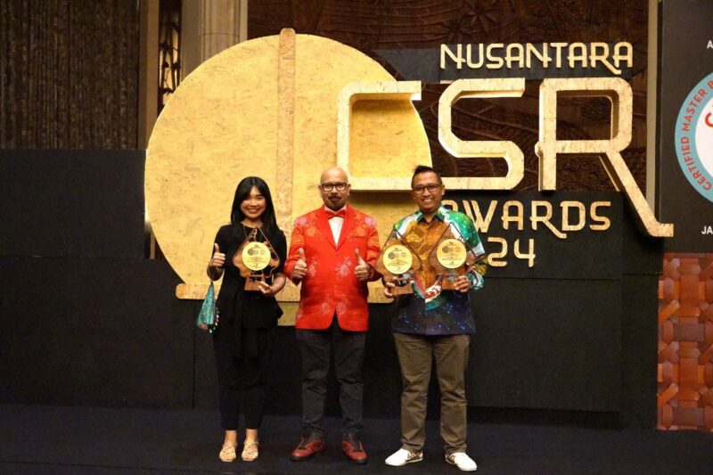 Manager Komunikasi dan TJSL PLN UID Lampung, Darma Saputra, dan Assistant Manager TJSL PLN UID Lampung, Lolyta Destisa Dianty bersama La Tofi Chairman of The La Tofi School of Social Responsibility (tengah) pada perhelatan CSR Nusantara Awards 2024 di Hotel Kempinski Jakarta (17/7/2024). (Ist/Nk)