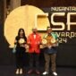 Manager Komunikasi dan TJSL PLN UID Lampung, Darma Saputra, dan Assistant Manager TJSL PLN UID Lampung, Lolyta Destisa Dianty bersama La Tofi Chairman of The La Tofi School of Social Responsibility (tengah) pada perhelatan CSR Nusantara Awards 2024 di Hotel Kempinski Jakarta (17/7/2024). (Ist/Nk)