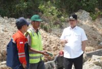 Pj Bupati Tubaba M Firsada, meninjau proyek perbaikan jalan provinsi ruas Panaragan-Tegal Mukti, di Simpang Tiga Tiyuh Panaragan, Kecamatan Tulangbawang Tengah, Kamis (18/7/2024). (Arie/NK)