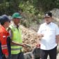 Pj Bupati Tubaba M Firsada, meninjau proyek perbaikan jalan provinsi ruas Panaragan-Tegal Mukti, di Simpang Tiga Tiyuh Panaragan, Kecamatan Tulangbawang Tengah, Kamis (18/7/2024). (Arie/NK)