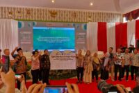 Penandatanganan komitmen bersama oleh Kadis Lingkungan Hidup se-kabupaten/kota di Lampung ini menunjukkan keseriusan dalam bersinergi, untuk mengatasi permasalahan sampah secara bersama-sama. (Arie/NK)