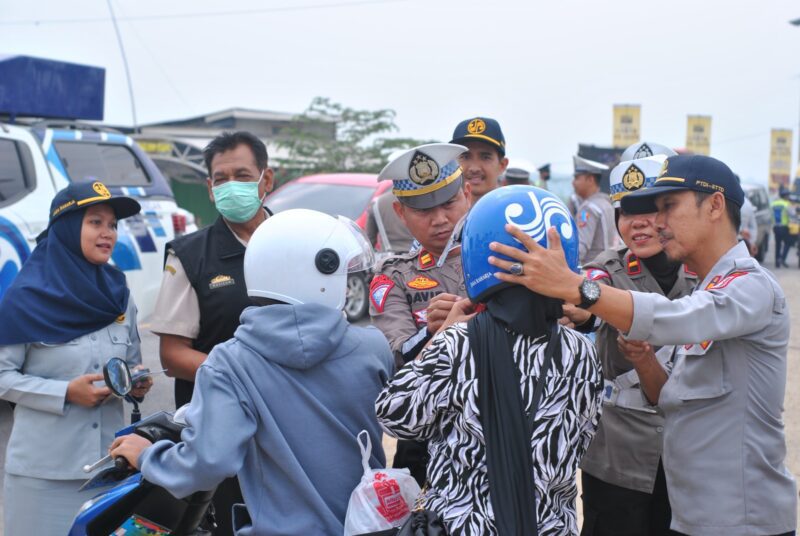 Pemberian helm gratis kepada pengendara yang tertib lalu lintas, oleh Polres Pringsewu, pada Operasi Patuh Krakatau 2024. (Ist/NK)