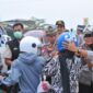 Pemberian helm gratis kepada pengendara yang tertib lalu lintas, oleh Polres Pringsewu, pada Operasi Patuh Krakatau 2024. (Ist/NK)