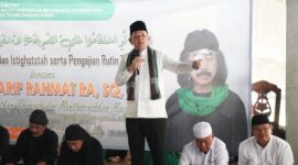 Pj Bupati Tubaba, M Firsada, memberikan sambutan pada kegiatan Tahlil dan Istighosah Kubro yang digelar di Masjid Baitusshobur, Komplek Islamik Center Tubaba, Minggu (21/7/2024). (Arie/NK)