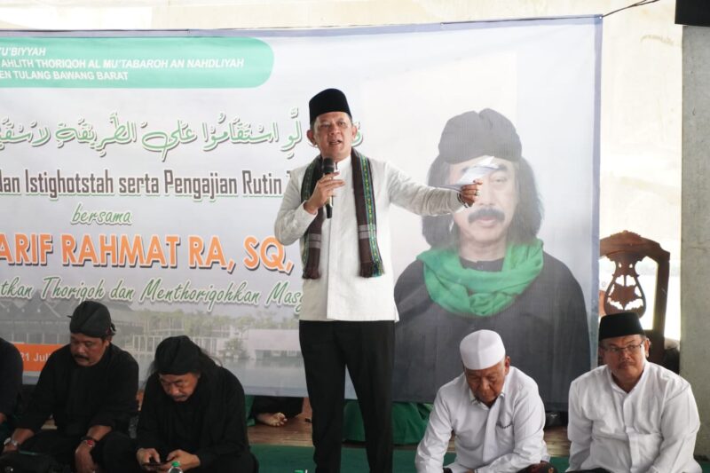 Pj Bupati Tubaba, M Firsada, memberikan sambutan pada kegiatan Tahlil dan Istighosah Kubro yang digelar di Masjid Baitusshobur, Komplek Islamik Center Tubaba, Minggu (21/7/2024). (Arie/NK)