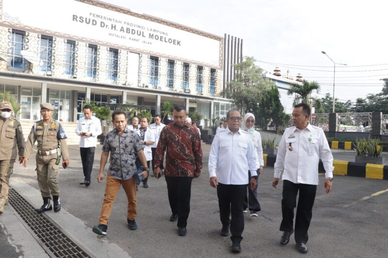 Pj Gubernur Lampung, Samsudin, ketika meninjau RSUDAM. (Foto: Diskominfotik Lampung) 