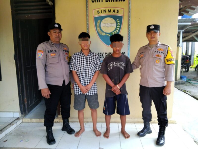 Dua Remaja terciduk polisi sedang asyik berpesta sabu di sebuah rumah kosong, di areal persawahan Pekon Wonodadi, Gadingrejo, Pringsewu pada Minggu dini hari (21/7/2024). (Ist/NK)