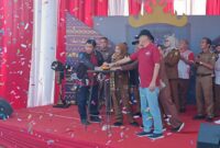Walikota Eva Dwiana yang juga Ketua KONI Bandarlampung membuka Porcam Telukbetung Utara. (Foto: Agis) 