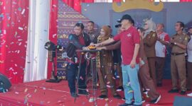 Walikota Eva Dwiana yang juga Ketua KONI Bandarlampung membuka Porcam Telukbetung Utara. (Foto: Agis) 