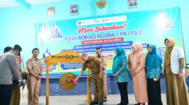 Pj Bupati Mulyadi Irsan, pukul gong sebagai penanda dimulainya Pekan Imunisasi Nasional Polio di Kabupaten Tanggamus, Sumberejo Selasa (23/7/2024). (Rapik/NK)
