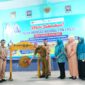 Pj Bupati Mulyadi Irsan, pukul gong sebagai penanda dimulainya Pekan Imunisasi Nasional Polio di Kabupaten Tanggamus, Sumberejo Selasa (23/7/2024). (Rapik/NK)