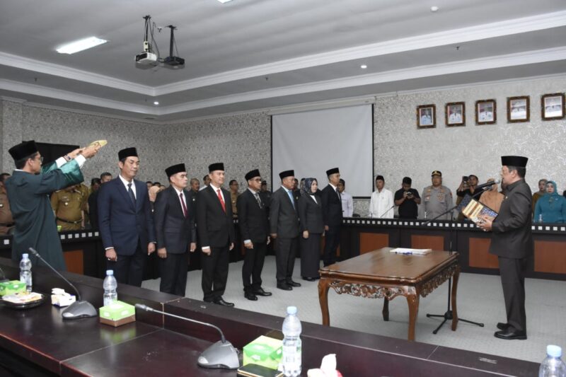 Pj Bupati Tubaba M Firsada, mengambil sumpah jabatan 7 orang pejabat yang dilantik menjadi pejabat eselon II, di lingkup Pemkab setempat, Selasa (23/7/2024). (Arie/NK)