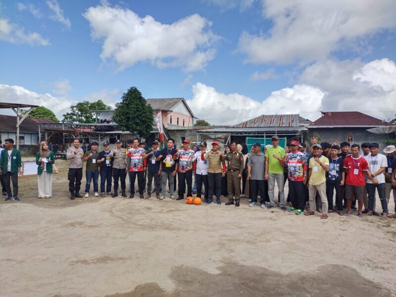 Pembukaan Turnamen Futsal Hanakau Cup I Pekon Hanakau kecamatan Sukau Lampung Barat, Kamis (25/7). (Iwan/NK)