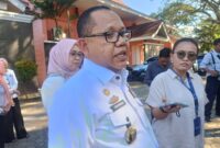 Kepala Disdikbud Lampung, Sulpakar, ketika diwawancarai awak media. (Foto: Luki)