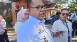 Kepala Disdikbud Lampung, Sulpakar, ketika diwawancarai awak media. (Foto: Luki)