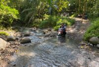 Warga Dusun Pancur Desa Hurun beraktivitas melintasi sungai tanpa jembatan. (Ist/NK)