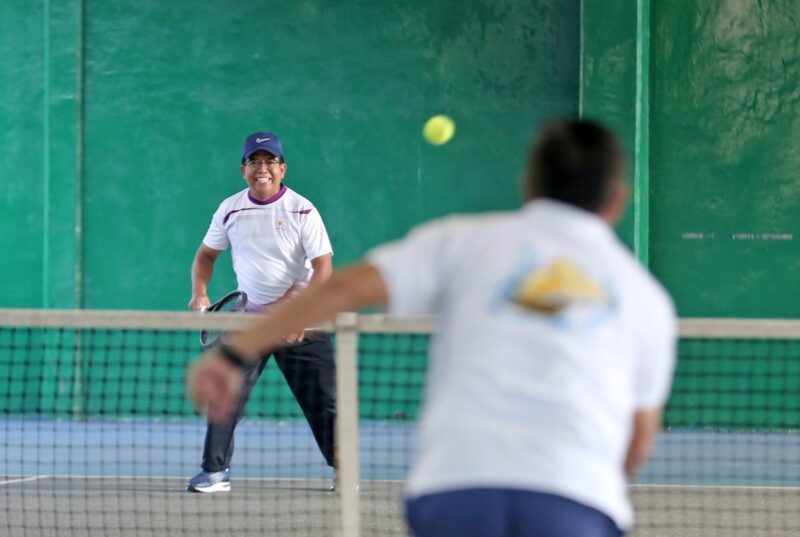 Pj Gubernur Lampung, Samsudin, ketika bermain tenis lapangan. (Foto: Adpim) 