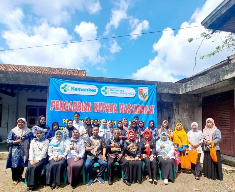 Tiga dosen Fakultas Kebidanan Poltekkes Tanjungkarang, berfoto bersama dengan Sekretaris Dinkes Tubaba, Kader Posyandu, dan guru PAUD di Kecamatan Tulangbawang Udik. (Arie/NK)