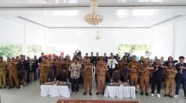 Pj. Bupati Tubaba M. Firsada berfoto bersama dengan mahasiswa IPB yang melakukan KKNT di Kecamatan Tulangbawang Tengah. (Arie/NK)