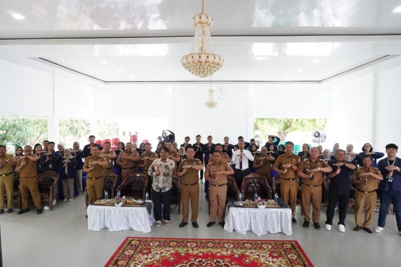 Pj. Bupati Tubaba M. Firsada berfoto bersama dengan mahasiswa IPB yang melakukan KKNT di Kecamatan Tulangbawang Tengah. (Arie/NK)