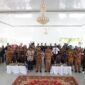 Pj. Bupati Tubaba M. Firsada berfoto bersama dengan mahasiswa IPB yang melakukan KKNT di Kecamatan Tulangbawang Tengah. (Arie/NK)