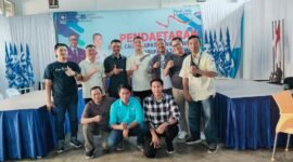 Bacawabup Agus Suranto (berdiri ketiga dari kiri) didampingi Ketua DPD PAN Tanggamus Tedi Kurniawan (berdiri keempat dari kiri), foto bersama usai bincang santai seputaran Pemilukada dengan awak media di Rumah PAN setempat, Senin (29/7/2024). (Rapik/NK)