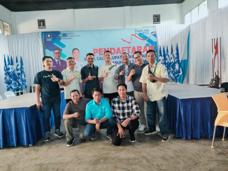 Bacawabup Agus Suranto (berdiri ketiga dari kiri) didampingi Ketua DPD PAN Tanggamus Tedi Kurniawan (berdiri keempat dari kiri), foto bersama usai bincang santai seputaran Pemilukada dengan awak media di Rumah PAN setempat, Senin (29/7/2024). (Rapik/NK)