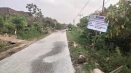 Plang pengerjaan jalan di Sungai Langka Pesawaran, dilakukan swadaya oleh masyarakat. (Soheh/NK)