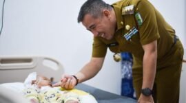 Bupati Pesawaran Dendi Ramdhona, saat sedang berkunjung melihat Laila yang saat ini sedang mendapatkan perawatan lantaran luka tersiram air panas. (Soheh/NK)