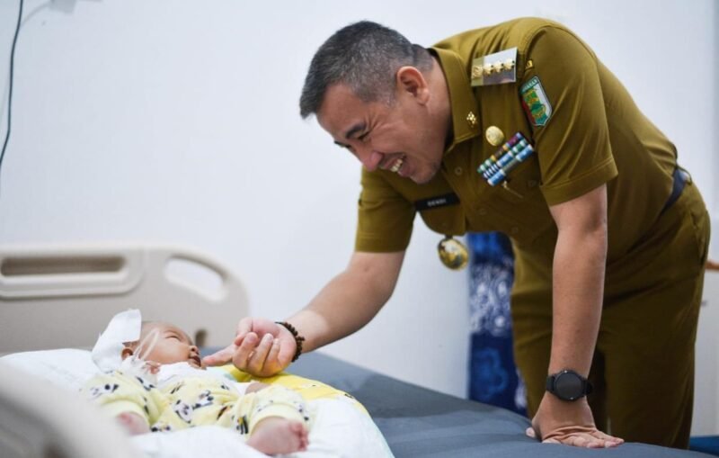 Bupati Pesawaran Dendi Ramdhona, saat sedang berkunjung melihat Laila yang saat ini sedang mendapatkan perawatan lantaran luka tersiram air panas. (Soheh/NK)