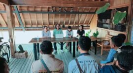 Direktur Tubaba Art Festival Semi Ikra Anggara bersama seniman manca negara menggelar kegiatan jumpa pers, terkait kegiatan Tubaba Art Festival ke-8 yang akan di gelar pada 1-3 Agustus 2024 di Cafe Nughik Space, Selasa (30/7). (Arie/NK)