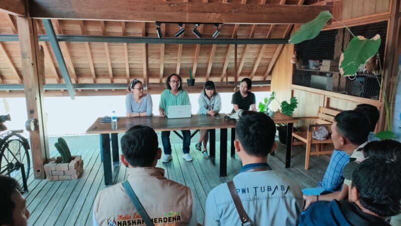 Direktur Tubaba Art Festival Semi Ikra Anggara bersama seniman manca negara menggelar kegiatan jumpa pers, terkait kegiatan Tubaba Art Festival ke-8 yang akan di gelar pada 1-3 Agustus 2024 di Cafe Nughik Space, Selasa (30/7). (Arie/NK)